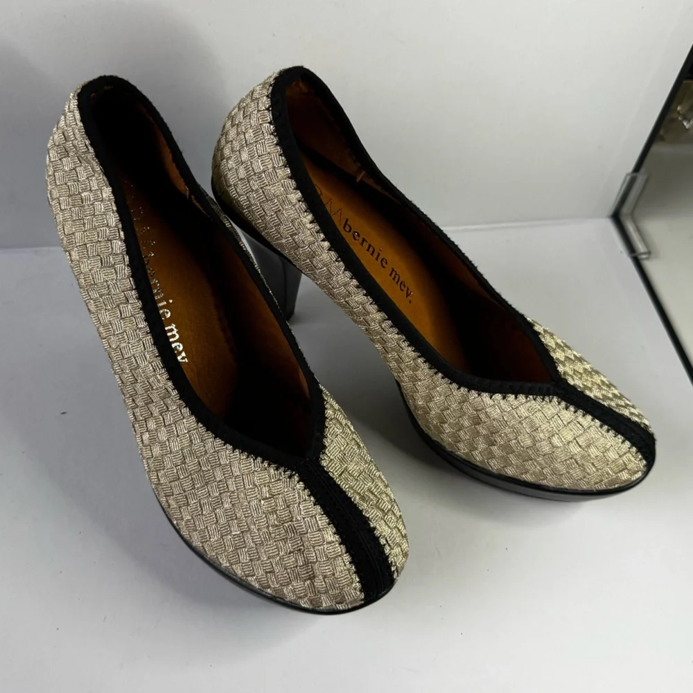 Bernie Mev Cream Platform Heels Woven Textured Memory Foam 6.5 NWT